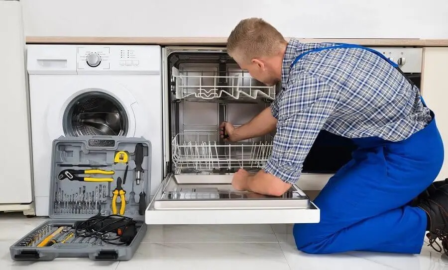 Başakşehir Gaggenau servisi teknisyen ekibi beyaz eşya tamiri yaparken